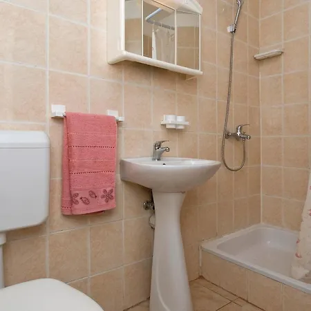 Apartment Cozy Apartment In Duce With Outdoor Swimming Pool