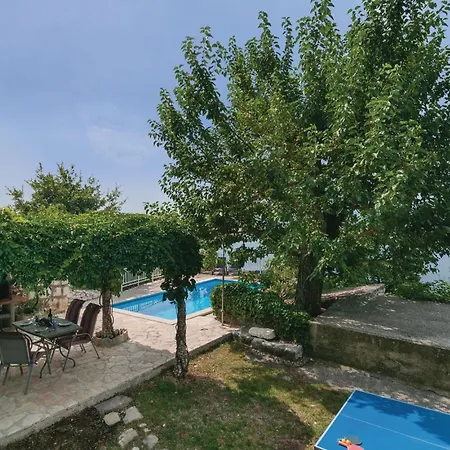 Cozy Apartment In Duce With Outdoor Swimming Pool Duce