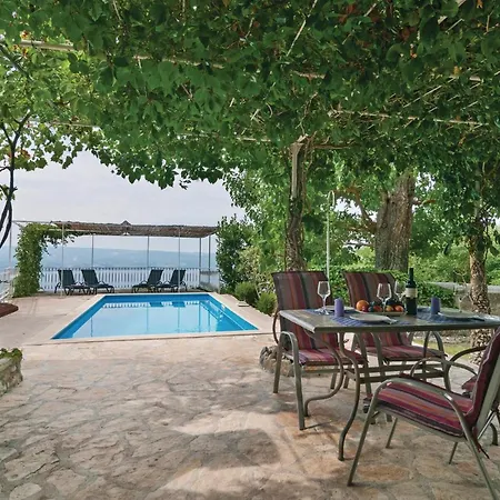 Cozy Apartment In Duce With Outdoor Swimming Pool