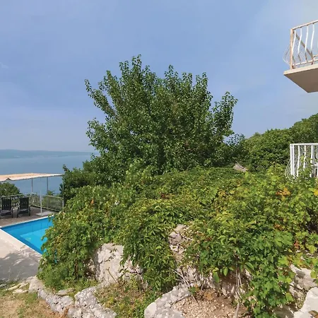 Cozy Apartment In Duce With Outdoor Swimming Pool